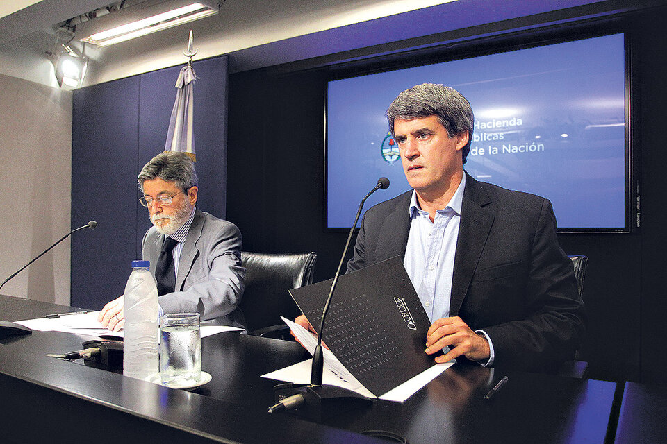 El titular de AFIP, Alberto Abad, y el ministro de Hacienda, Alfonso Prat-Gay, celebraron los resultados parciales. (Fuente: DyN)