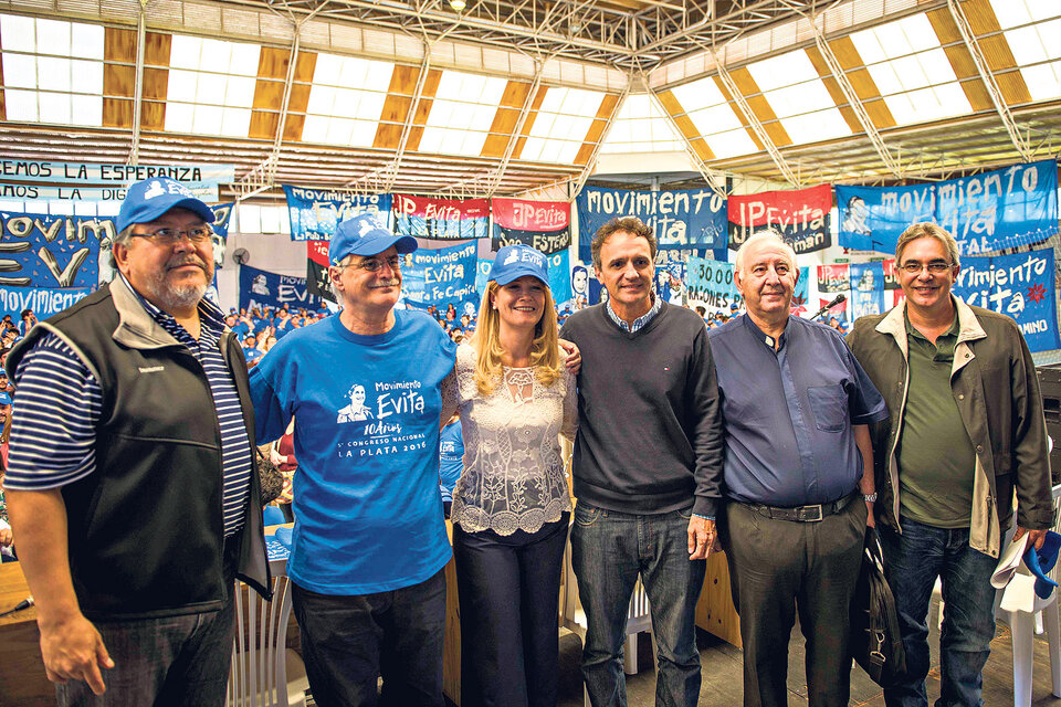 Navarro, Taiana, Magario, Katopodis, Acaputto y Carlotto en el plenario nacional del Movimiento Evita. 