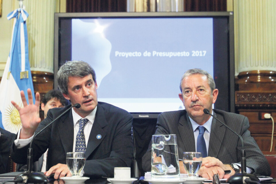 El ministro Prat-Gay, junto a Cobos: en septiembre prometió elevar el proyecto que nunca llegó. (Fuente: DyN)