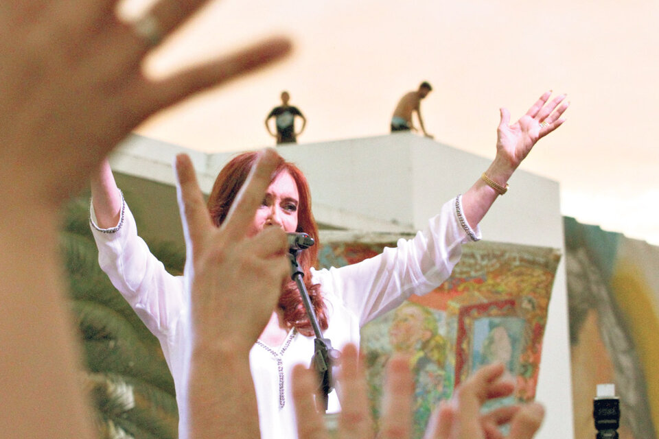 La ex presidenta Cristina Kirchner saludó a las columnas de militantes que se apostaron sobre avenida Calchaquí.