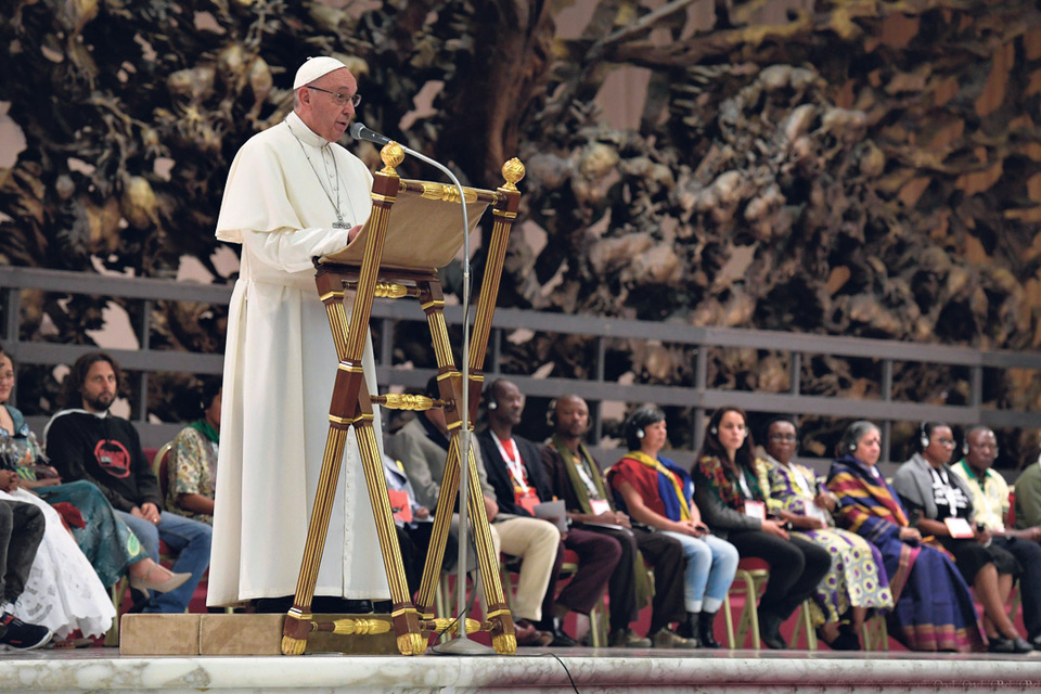 Referentes populares y políticos escucharon ayer las palabras del Papa en Roma.