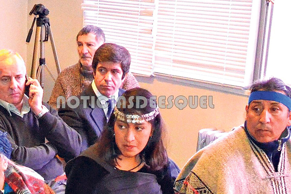 Durante el juicio, el jefe de gabinete Pablo Noceti (detrás de la mujer), analizando la criminalización de los derechos indígenas.