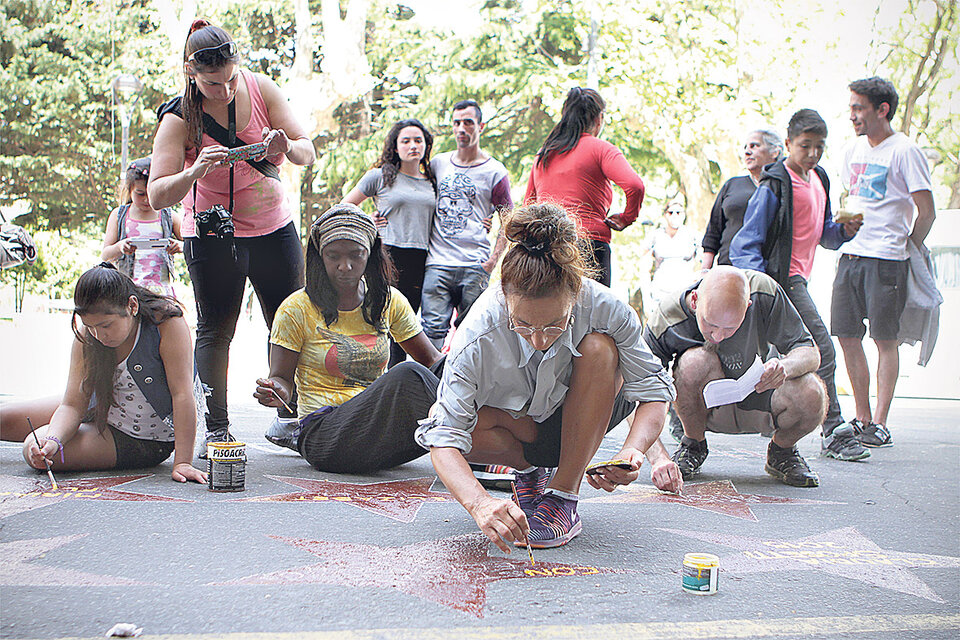 El momento en que el Colectivo Julieta Lanteri pintó estrellas frente a la Municipalidad.