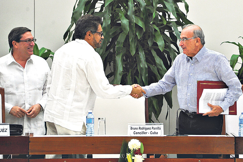 Iván Márquez y Humberto de la Calle sellan el nuevo acuerdo.