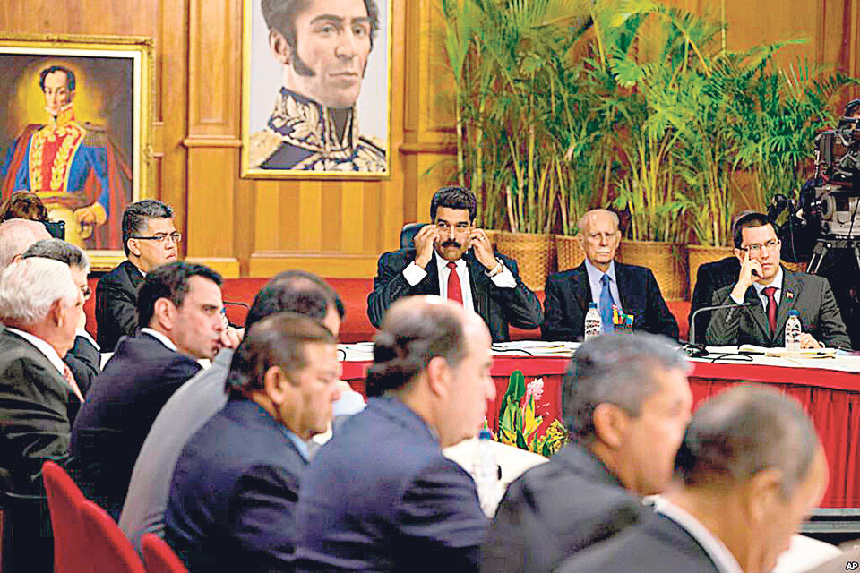 Maduro (centro) y asesores conversaban con líderes opositores durante un encuentro realizado en julio.