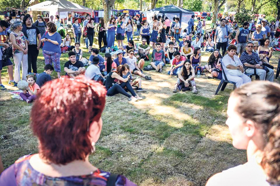 Las carpas reunidas “para hermoso día feminista en la ciudad”.