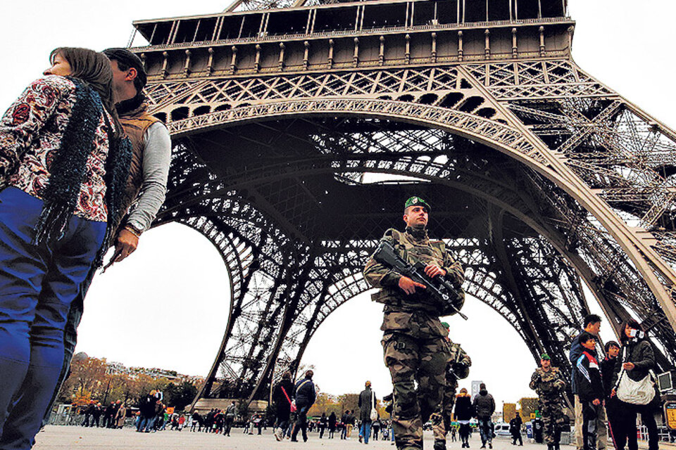 Policías, gendarmes y militares son parte del paisaje diario en toda Francia. (Fuente: AFP)