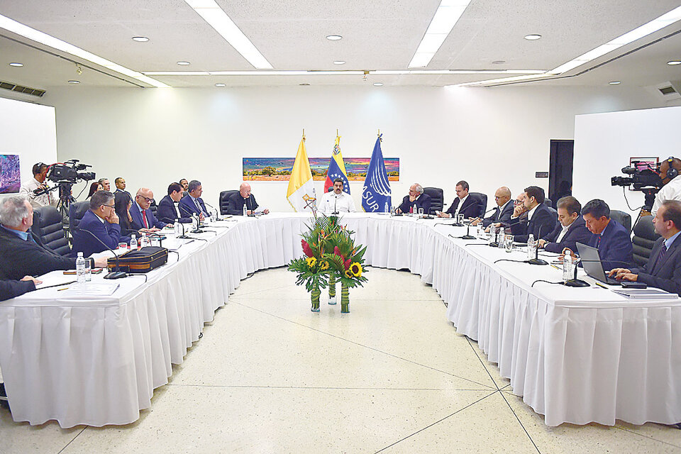 Nicolás Maduro presidió la primera reunión entre representantes de su gobierno y líderes opositores. (Fuente: AFP)