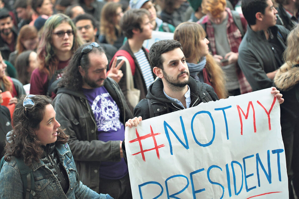 Estudiantes de la Universidad de Chicago, ubicada en una de las “ciudades santuario” de Estados Unidos, protestan contra la elección de Trump. (Fuente: AFP)