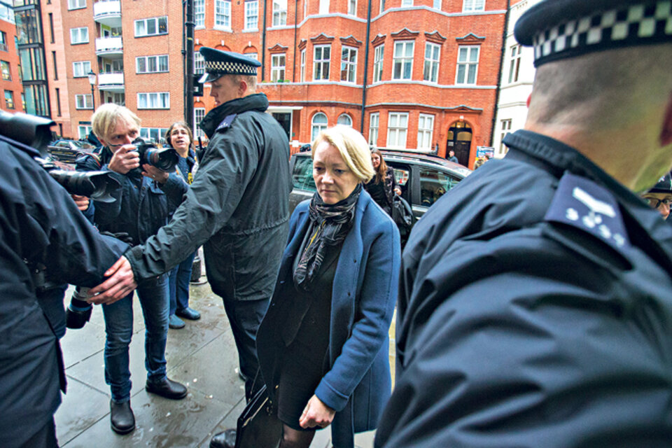 La fiscal sueca Ingrid Isgren interrogó a Assange en la embajada ecuatoriana en Londres.