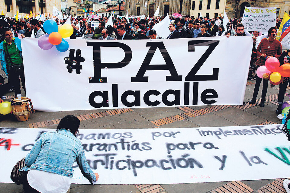 En la céntrica Plaza de Bolívar, cientos de colombianos acompañaron la firma del nuevo pacto que pone fin al más antiguo conflicto armado en América latina. (Fuente: EFE)