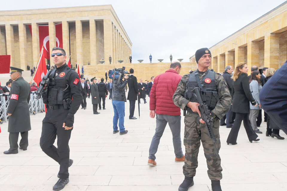 Agentes de seguridad turcos vigilan el mausoleo de Kemal Ataturk en Ankara.
