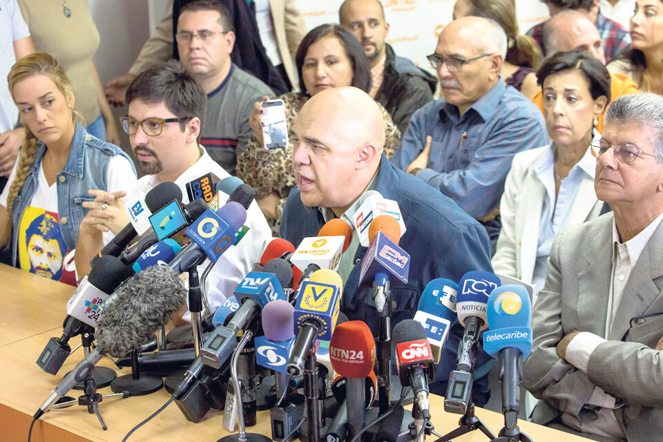 Líderes opositores anunciaron que volverán a la mesa de diálogo con el gobierno venezolano.