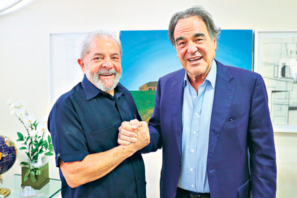 “Cometimos el error de no regular los medios”, dijo Lula a Stone con tono autocrítico.