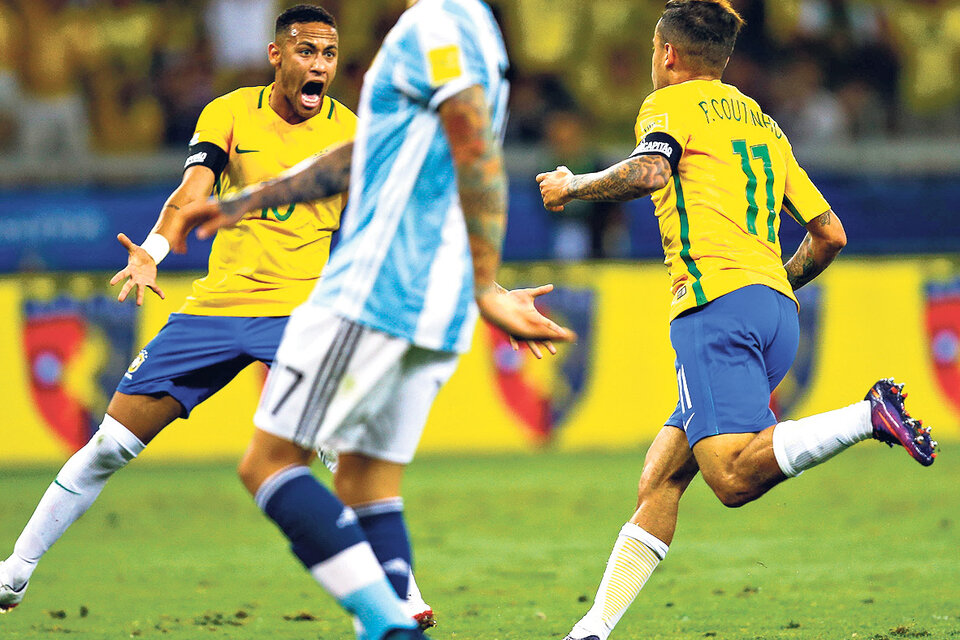 Countinho festeja con Neymar el primero de la noche. Otamendi se desdibuja. (Fuente: EFE)