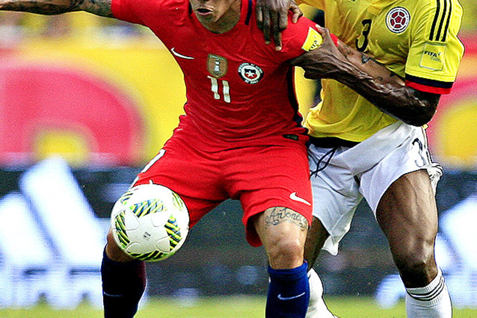 Vargas cuida la pelota ante la presión de Murillo.  (Fuente: EFE)
