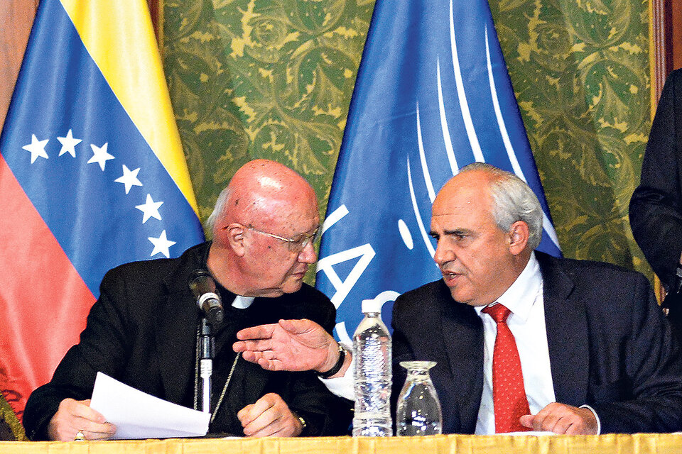 Monseñor Gelli, enviado del Vaticano, y Ernesto Samper, secretario general de Unasur. (Fuente: AFP)