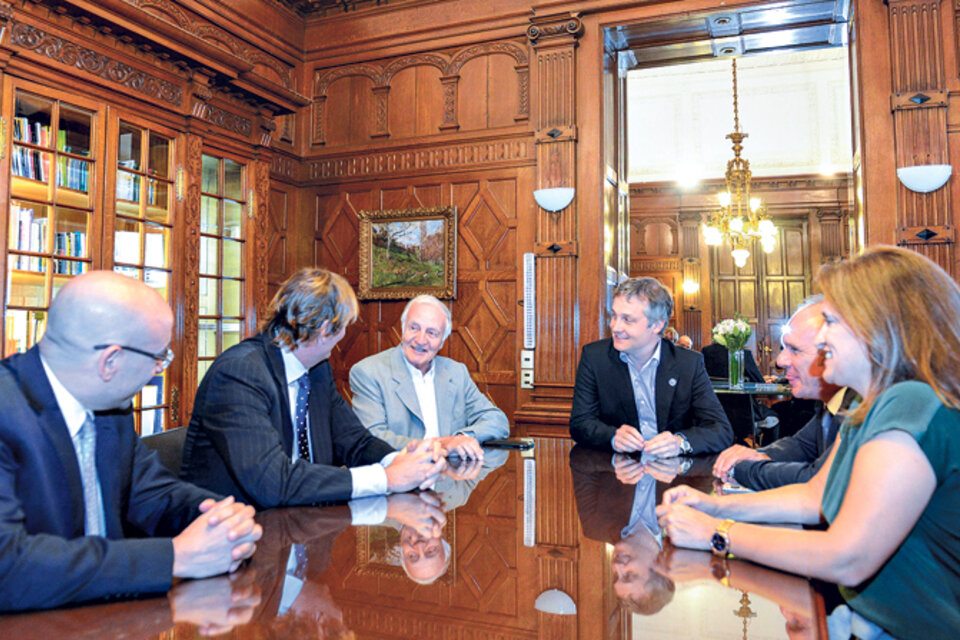 Marín, De Andreis y los ejecutivos de la entente Turner-Fox, reunidos en la Casa Rosada. (Fuente: Télam)