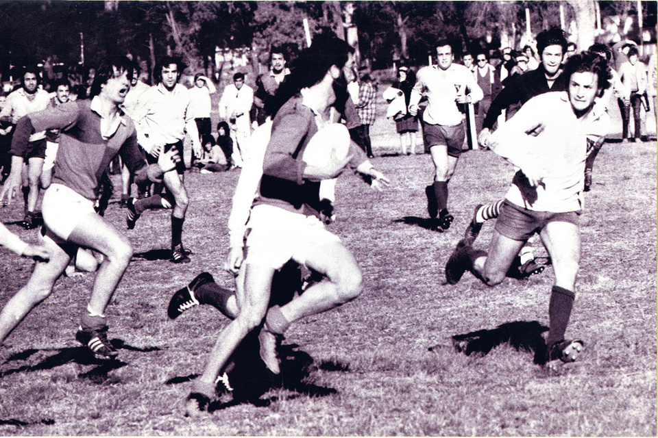 Hernán Rocca, uno de lo tantos rugbiers desaparecidos, va en busca de la pelota.