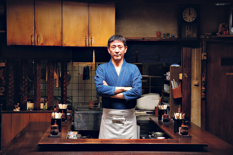 En el centro de la historia está Kobayashi, el enigmático cocinero de la cicatriz en la cara.