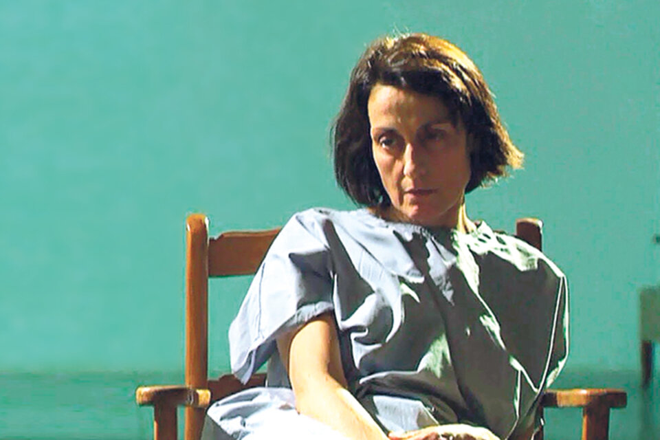Una escena de la película española Electroshock (Juan Carlos Claver), que narra la historia de Pilar, a quien el estado franquista busca “curar” su lesbianismo con esa “terapia”.