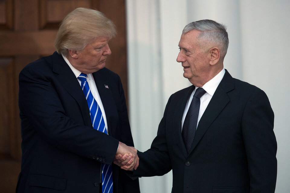 Donald Trump con James Mattis, el militar mano dura que eligió para Defensa.