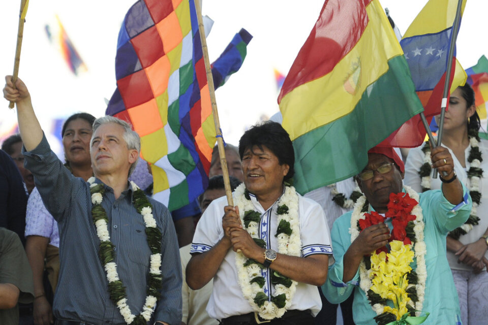 Morales junto a su vicepresidente, Álvaro García Linera, y el vicepresidente Venezolano Aristóbulo Istúriz. (Fuente: AFP)