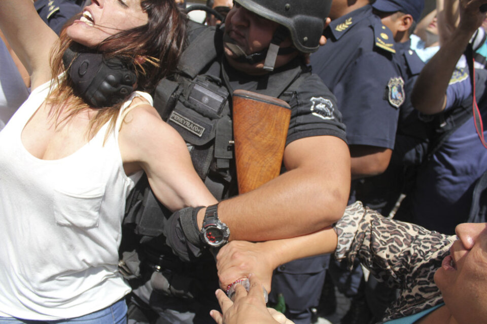 La diputada Mayra Mendoza fue golpeada y tomada por el cuello por un policía. (Fuente: Télam)