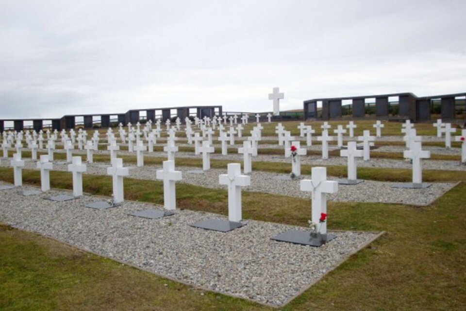 La mitad de las tumbas albergan soldados de caídos son de muertos sin identificar. (Fuente: Télam)