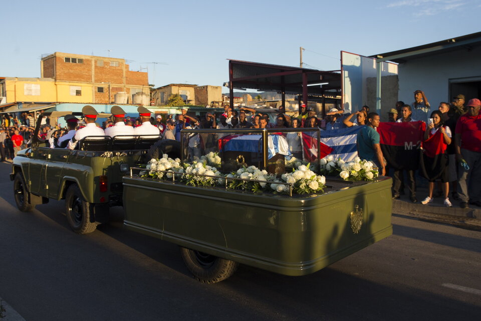 El cortejo llegó a  la ciudad de Santiago de Cuba tras recorrer mil kilómetros desde La Habana. (Fuente: EFE)