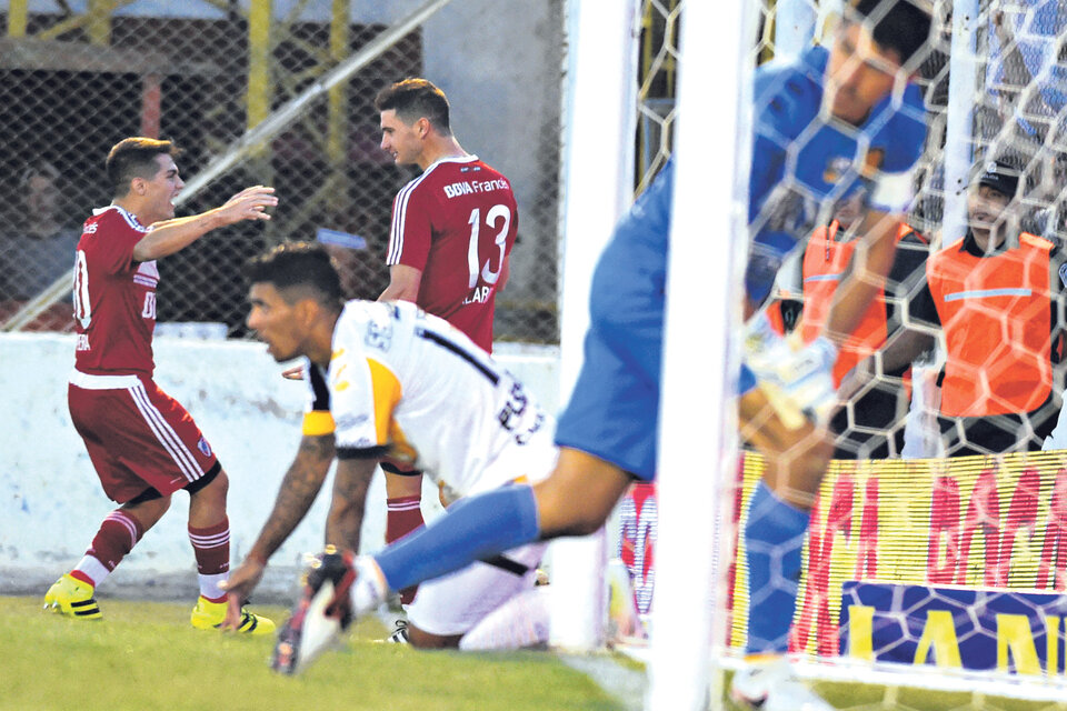 Alario estiró su racha goleadora con un gol que significó el empate parcial de River, que arrancó perdiendo ante Olimpo en Bahía Blanca. (Fuente: Fotobaires)