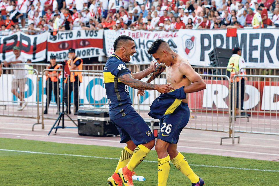 Tevez junto a Centurión festejan el cuarto gol, convertido por el ex jugador de Racing, que había ingresado en el segundo tiempo. (Fuente: Fotobaires)