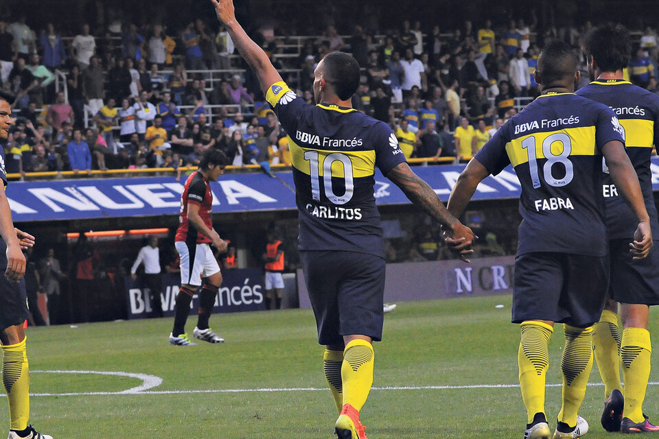 Tevez acaba de convertir su gol, el segundo de Boca, que abrió el camino a la victoria frente a los santafesinos. (Fuente: Julio Martín Mancini)