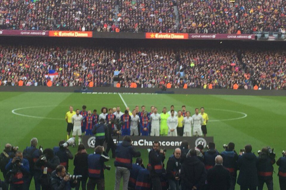 Los jugadores del Barcelona y el Madrid hicieron un minuto de silencio por los futbolistas del Chapecoense. (Fuente: Twitter)