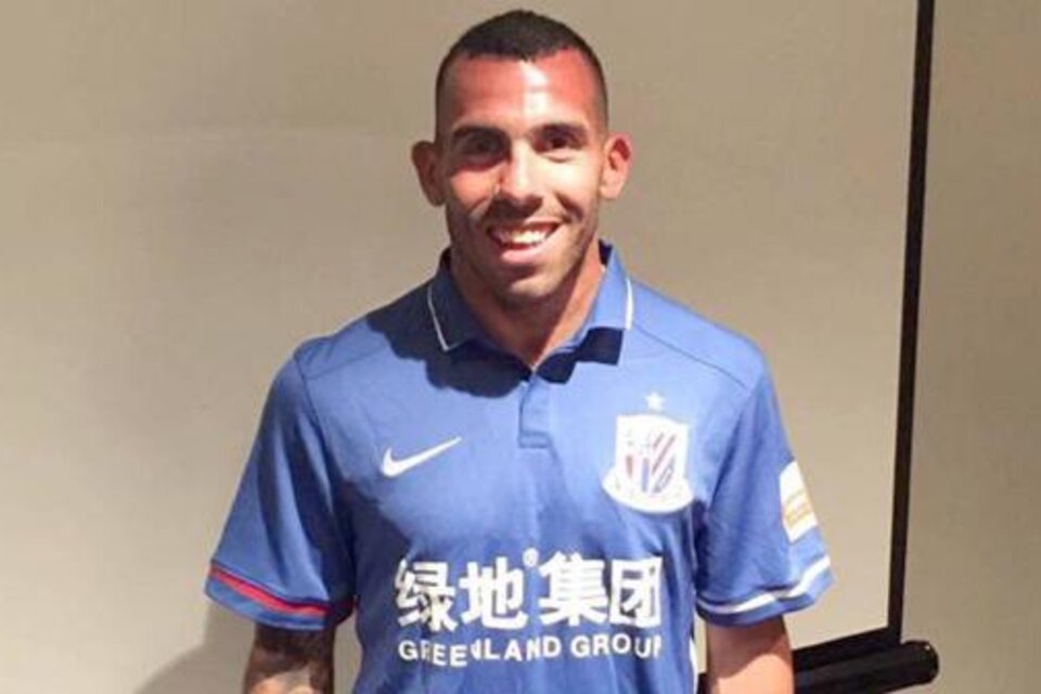 Carlos Tevez con la camiseta del Shanghai Greenland, el equipo chino en el que jugará.