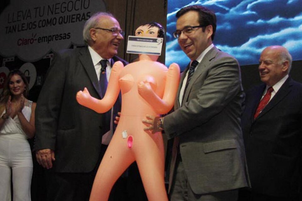 El ministro Céspedes y el empresario Fantuzzi con el polémico regalo. (Fuente: EFE)