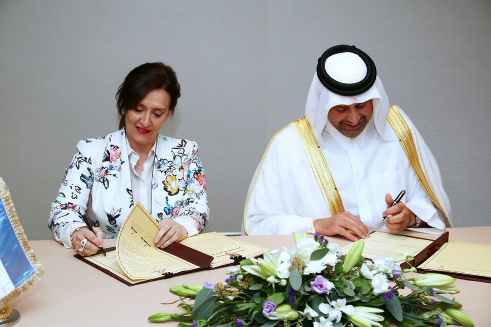 La firma del tratado entre la vicepresidenta Michetti y el jeque Ahmed bin Jassim Al Thani, ministro de Economía y Comercio de Qatar. (Fuente: @gabimichetti)