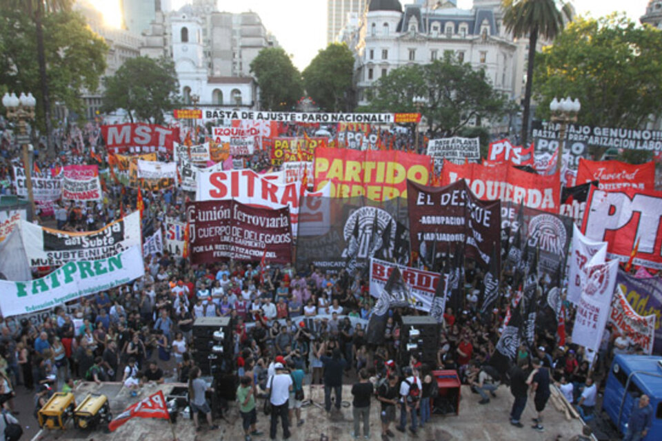 "Ninguna tregua a los ajustadores", clamaron en la marcha a Plaza de Mayo. (Fuente: DyN)
