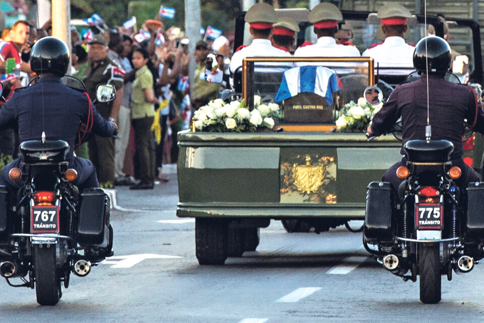 La urna con las cenizas de Fidel llegó al cementerio de Santa Ifigenia después de una larga despedida por Cuba.  (Fuente: AFP)