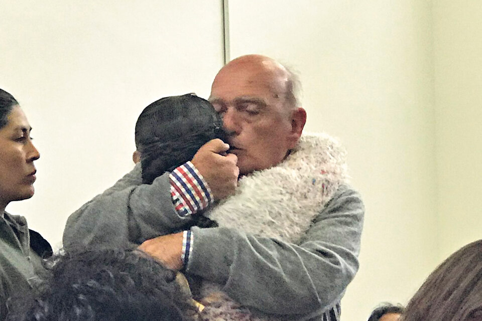 Milagro Sala y su compañero Raúl Noro se abrazaron ayer en la sala de audiencias donde ella fue condenada. 