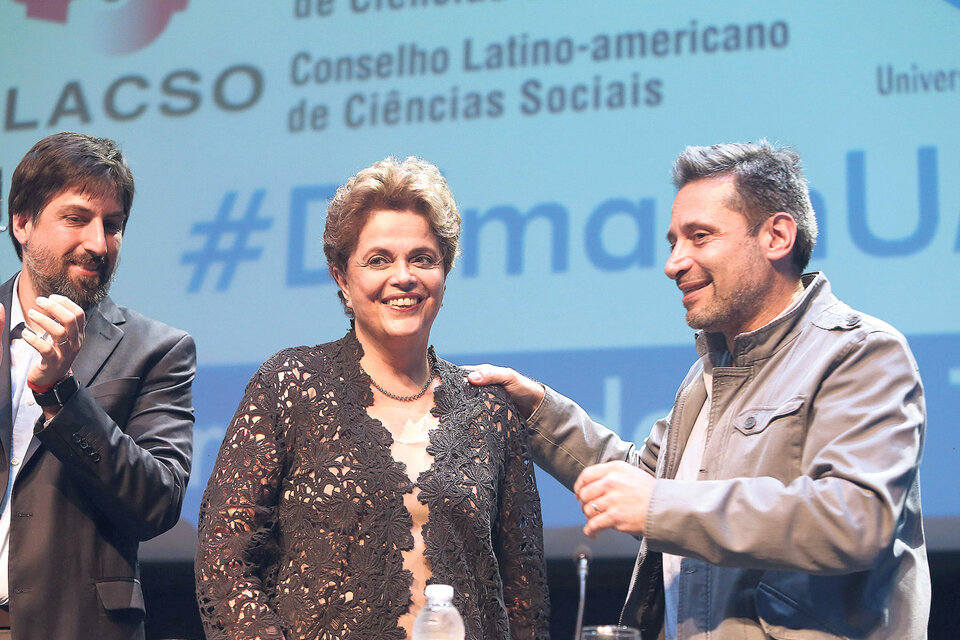 El rector de la UMET, Nicolás Trotta, y el titular del Suterh, Víctor Santa María, recibieron a Dilma Rousseff. (Fuente: Dafne Gentinetta)