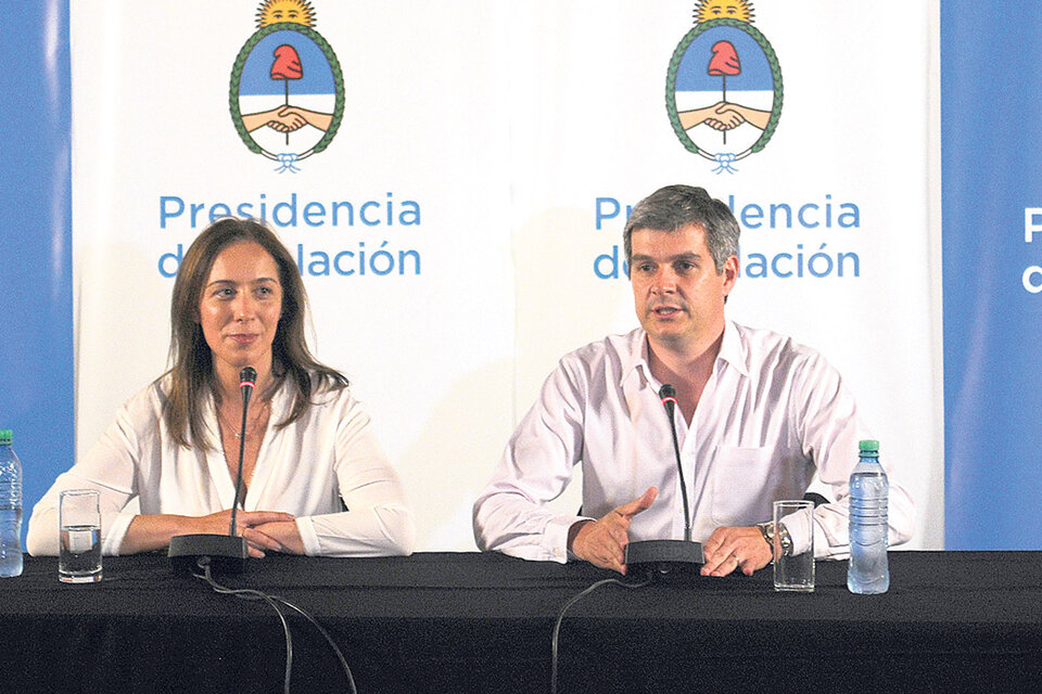 María Eugenia Vidal y Marcos Peña, de blanco y con un bronceado envidiable, en la conferencia que dieron ayer en Chapadmalal. (Fuente: DyN)