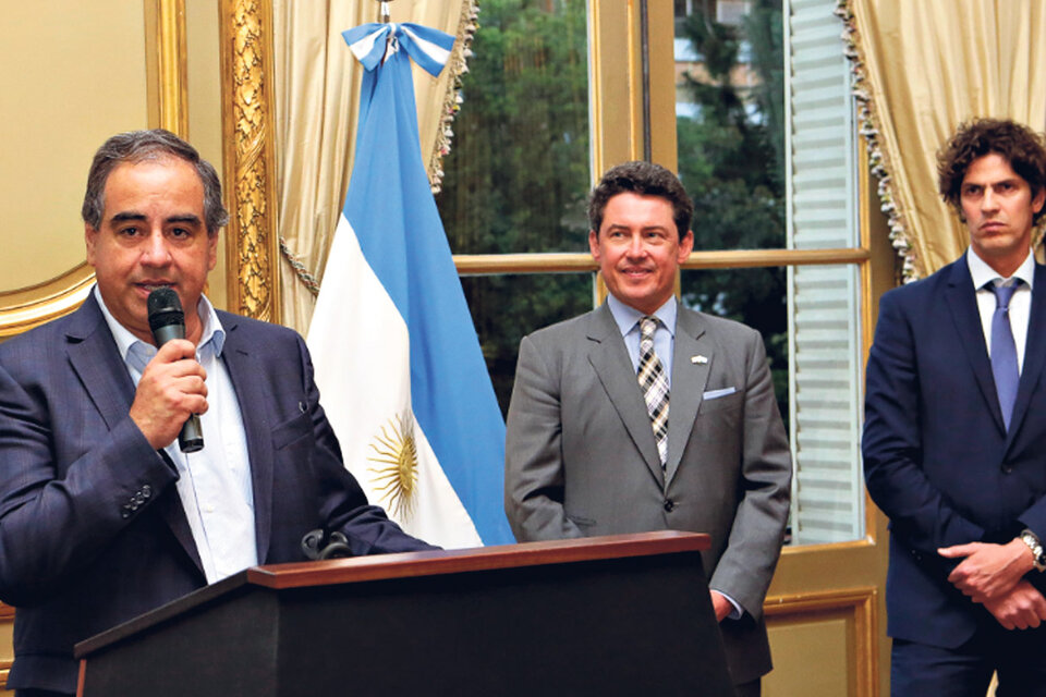 El ministro Julio Martínez, el embajador norteamericano Noah Mamet y su par argentino Martín Lousteau durante la presentación del convenio.