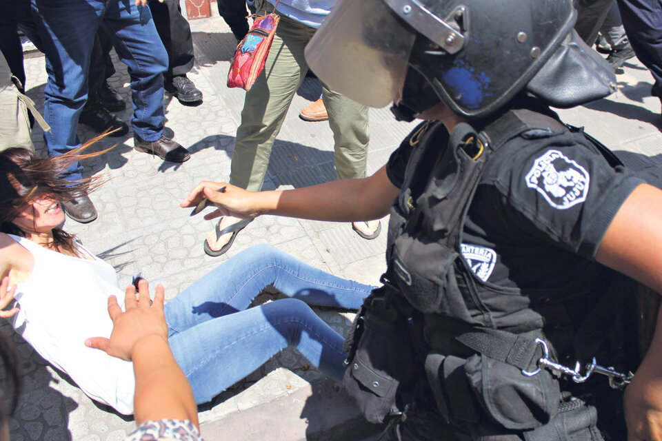 La diputada Mayra Mendoza fue tirada al piso por los golpes de la policía.  (Fuente: Télam)