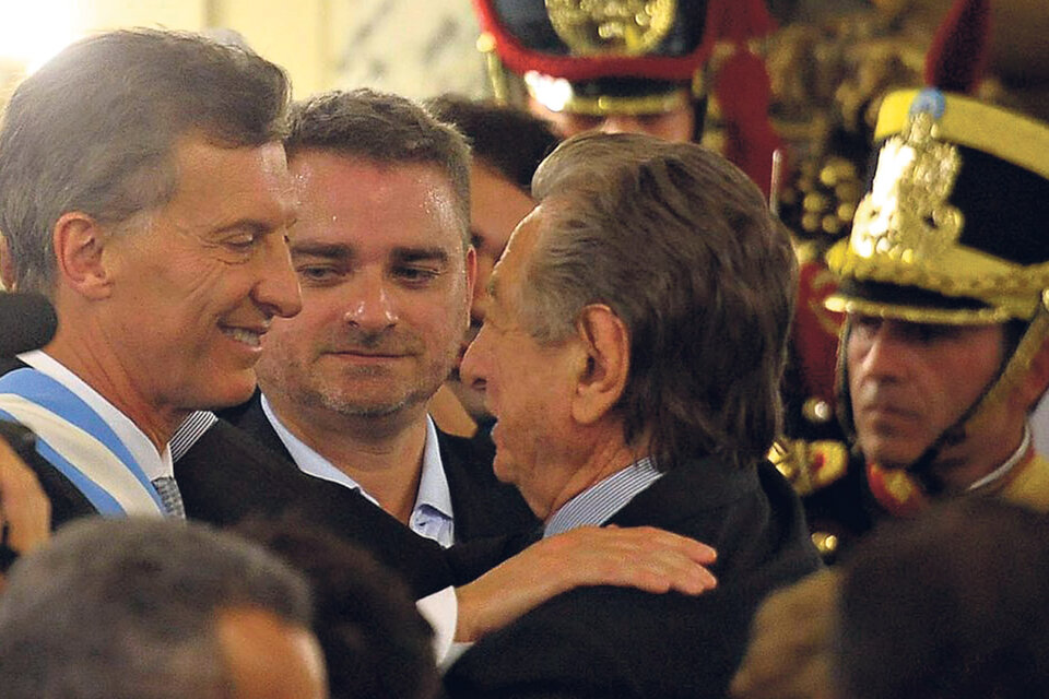 Mauricio Macri y su padre, Franco Macri, el 10 de diciembre, el día de la asunción, en la ceremonia en la Casa Rosada.