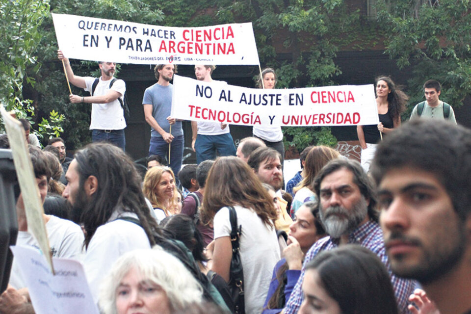 La manifestación sobre Godoy Cruz comenzó antes del mediodía y siguió hasta avanzada la tarde. (Fuente: Leandro Teysseire)