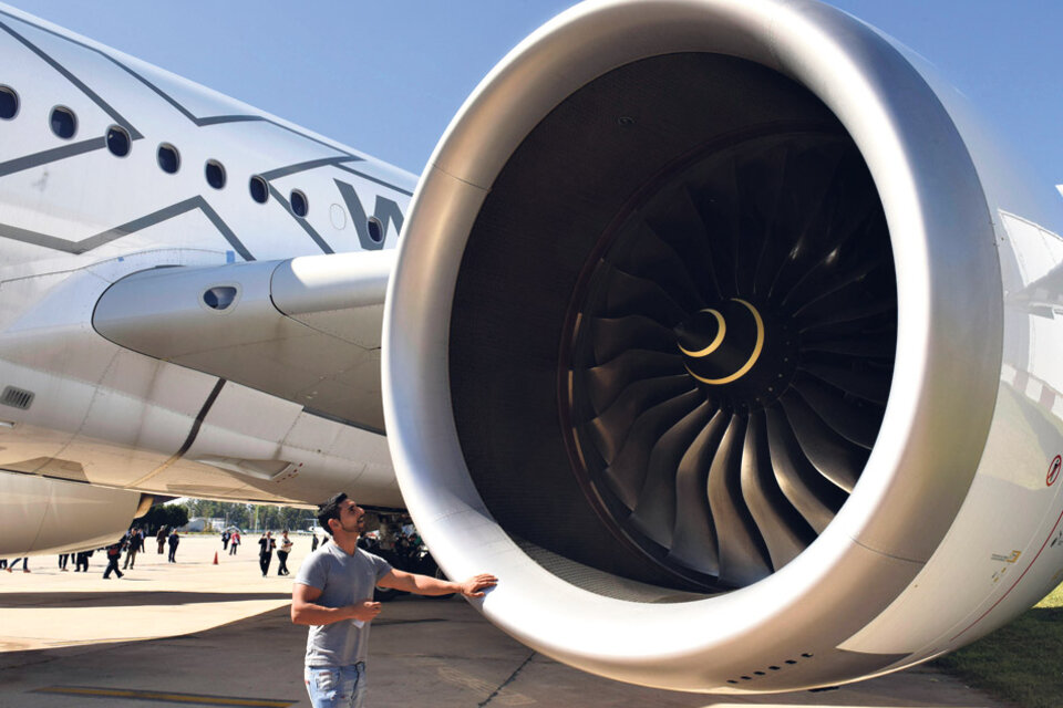 Cinco empresas aerocomerciales aspiran, subsidios mediante, a operar rutas que hoy atiende Aerolíneas.