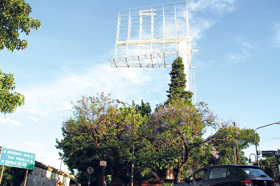 La torre fue instalada en Echeverría al 600 el sábado, en un operativo relámpago. (Fuente: Archivo)