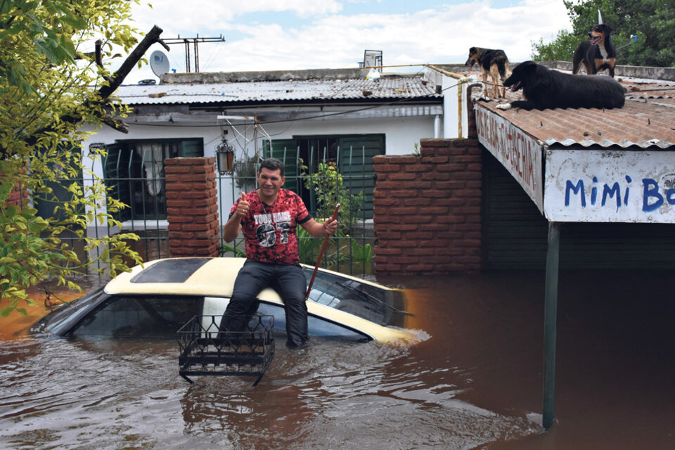 En Pergamino, el agua tapó autos, casas y el ánimo de la gente.