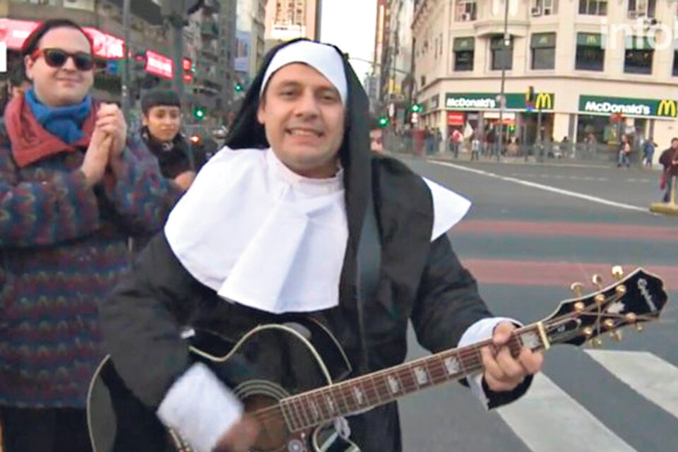 El cantante apareció disfrazado de monja como desafío a una concentración en su contra organizada por sus denunciantes. (Fuente: Télam)